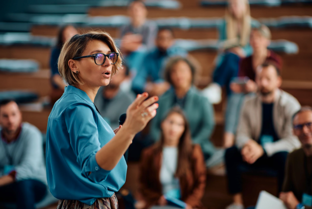 رهبریِ مرجع‌ساز در سازمان‌های معاصر: از رفع تردید شناختی تا تثبیت تعهد تصمیم‌گیرانه